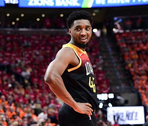 足球应声入 足球应声入